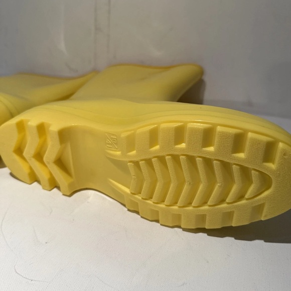 Hisea Yellow Mid-Calf Waterproof Rain Boots – Women’s Size 10 Rubber Rain Boots - Picture 6 of 15